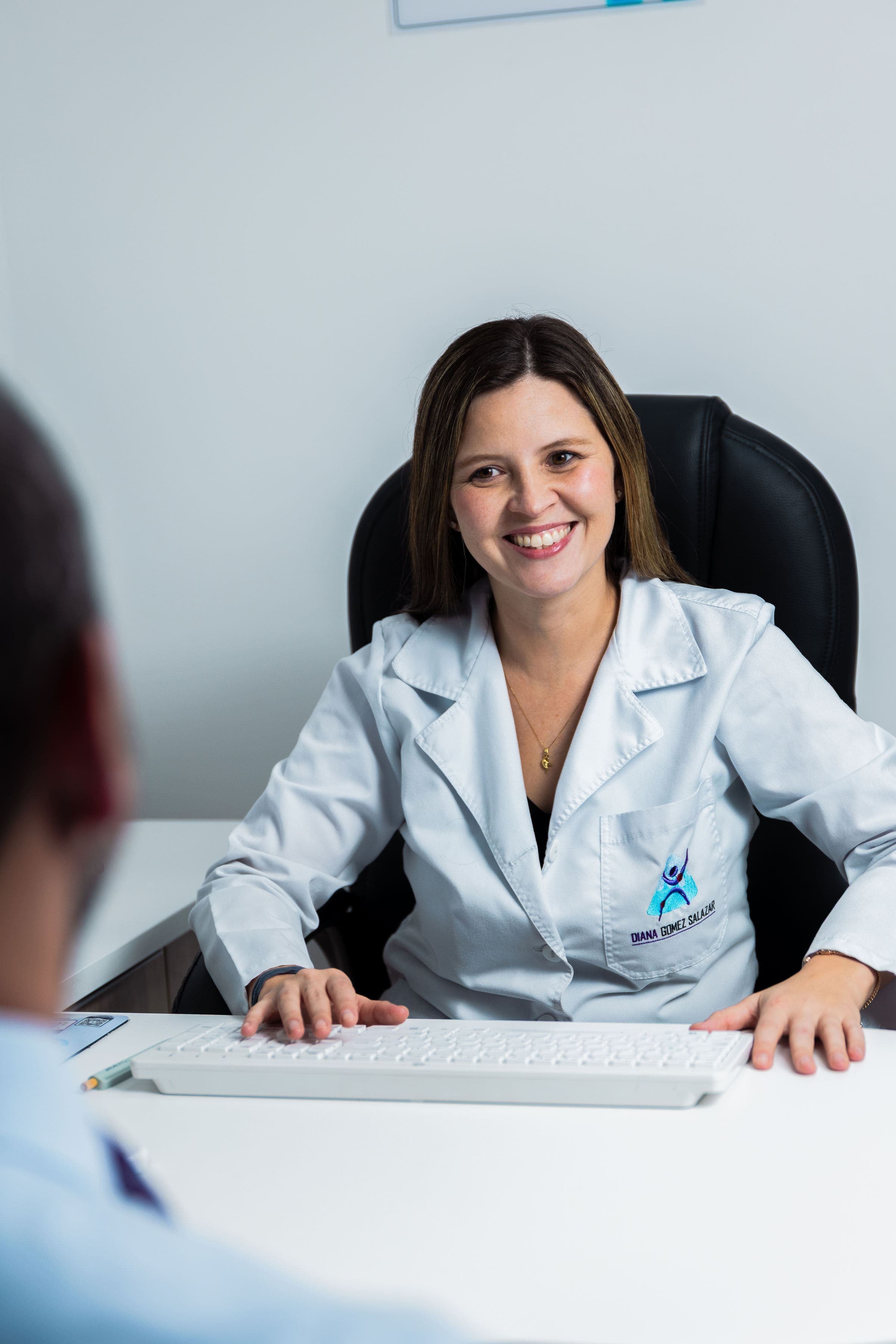 Conversación entre médico ortopedista y paciente
